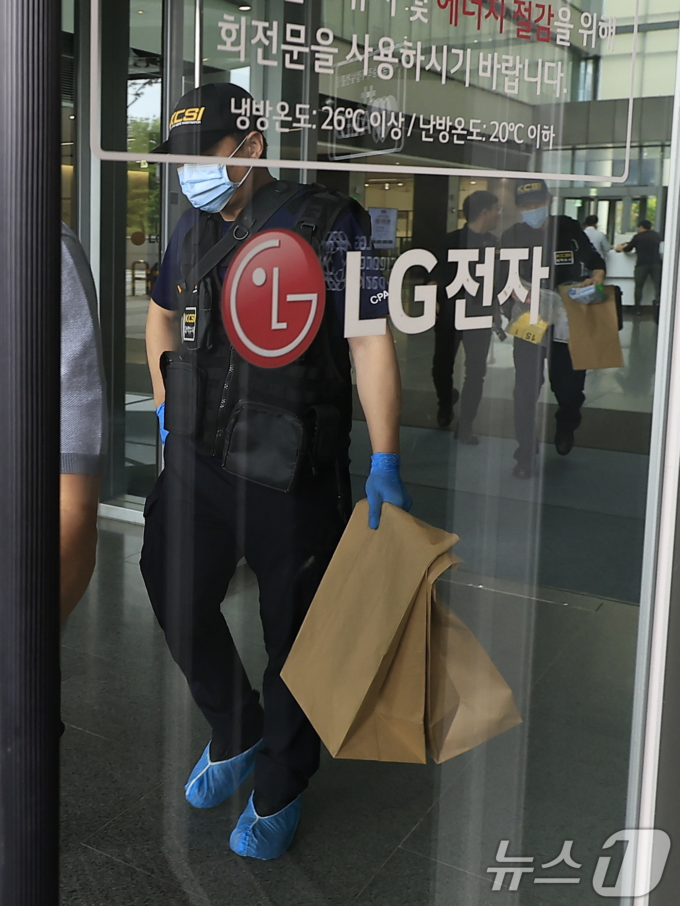 (서울=뉴스1) 박정호 기자 = 경찰 과학수사대가 27일 서울시 강서구 LG전자 마곡업무센터에서 발생한 칼부림 사건 현장 조사를 마친후 업무센터를 나서고 있다. 이건 사건으로 2명 …