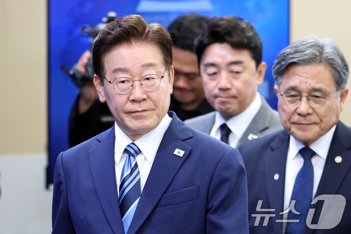 (부산=뉴스1) 허경 기자 = 이재명 대통령이 27일 부산 해운대구에서 열린 제48차 유네스코 세계유산위원회 개최 준비 현황 보고회에 입장하고 있다. (청와대통신사진기자단) 202 …