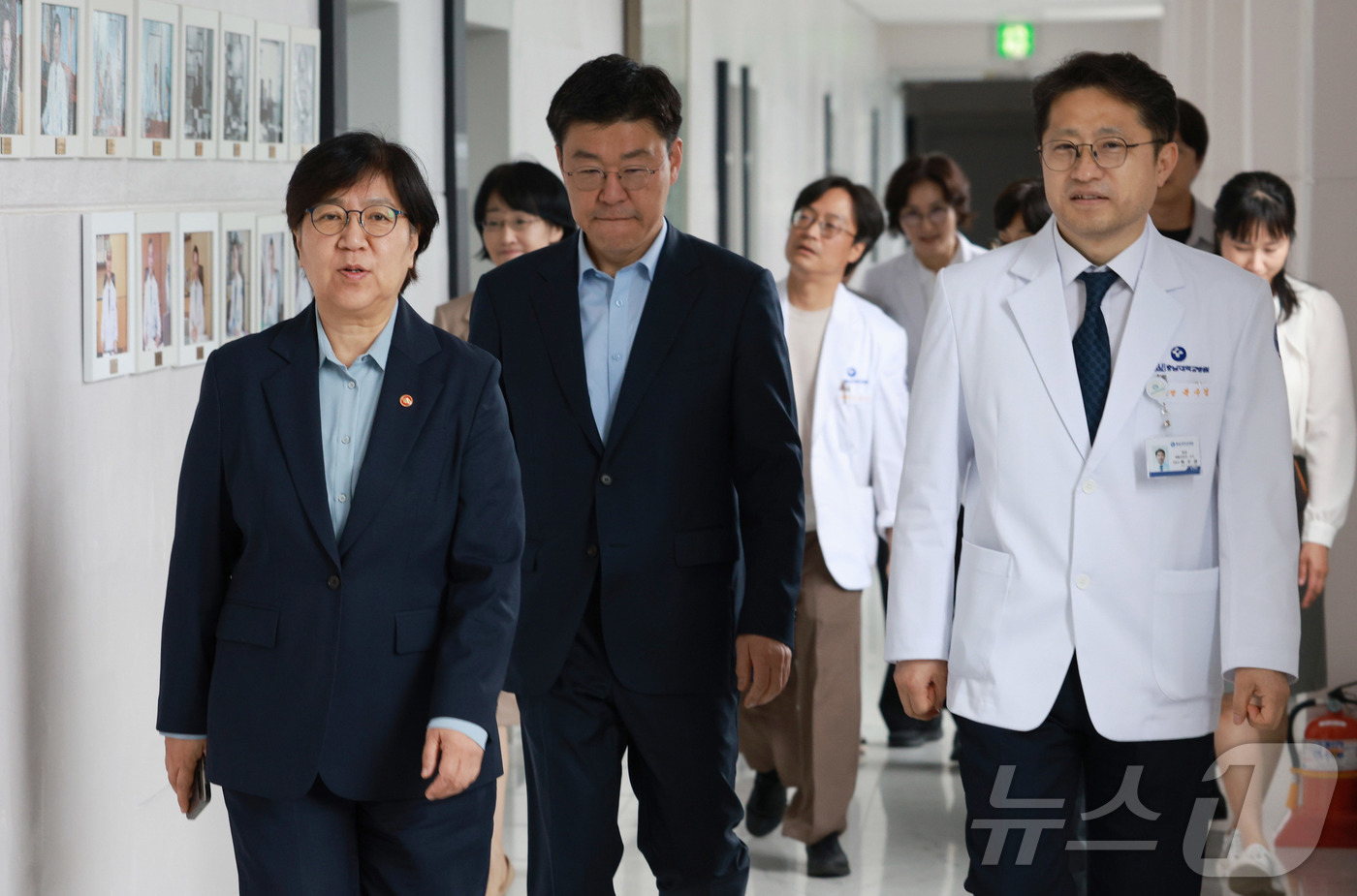 (서울=뉴스1) = 정은경 보건복지부 장관이 27일 오전 대전 중구 충남대학교병원을 방문해 병원 관계자들과 호스피스 병동을 방문하고 있다. (보건복지부 제공. 재판매 및 DB 금지 …