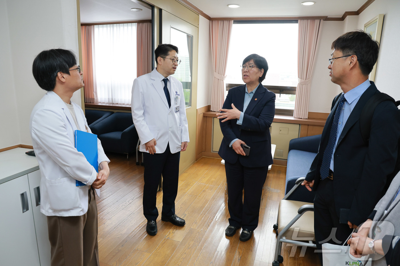 (서울=뉴스1) = 정은경 보건복지부 장관이 27일 오전 대전 중구 충남대학교병원을 방문해 병원 관계자들과 호스피스 병동을 방문하고 있다. (보건복지부 제공. 재판매 및 DB 금지 …