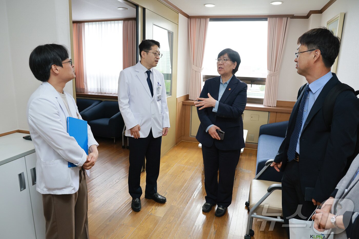 본문 이미지 - 정은경 보건복지부 장관이 27일 오전 대전 중구 충남대학교병원을 방문해 병원 관계자들과 호스피스 병동을 방문하고 있다. (보건복지부 제공. 재판매 및 DB 금지) 2026.5.27 ⓒ 뉴스1