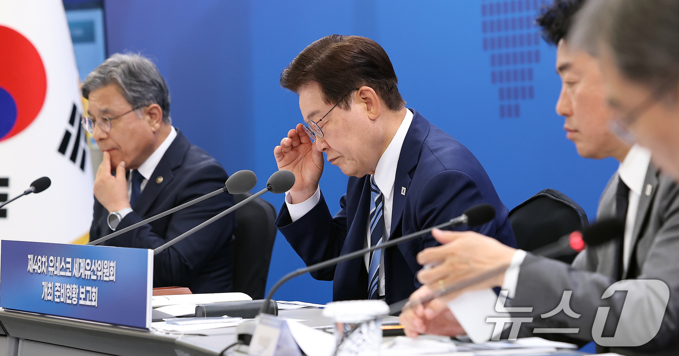 (부산=뉴스1) 허경 기자 = 이재명 대통령이 27일 부산 해운대구에서 열린 제48차 유네스코 세계유산위원회 개최 준비 현황 보고회에서 자료를 보고 있다. (청와대통신사진기자단) …