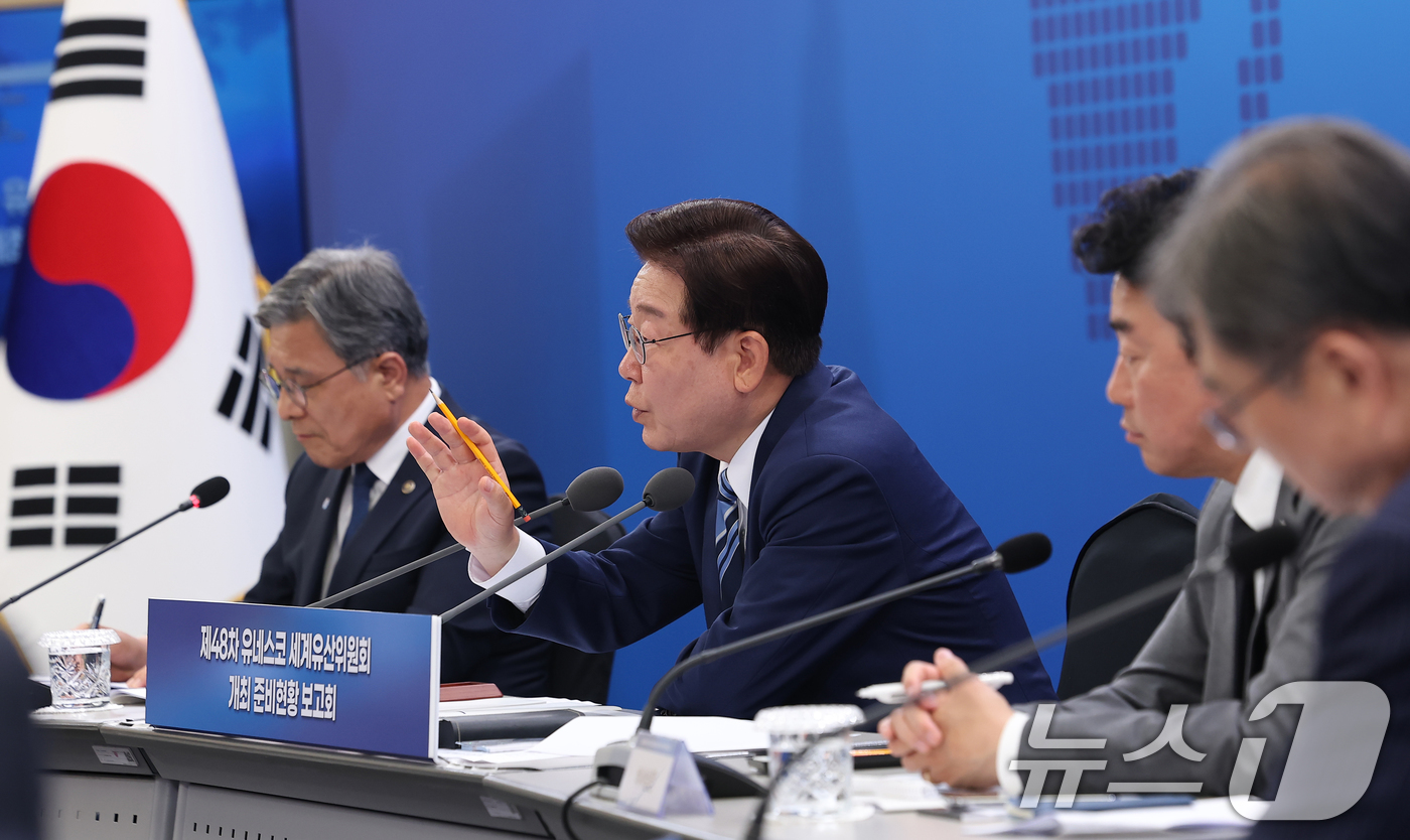 (부산=뉴스1) 허경 기자 = 이재명 대통령이 27일 부산 해운대구에서 열린 제48차 유네스코 세계유산위원회 개최 준비 현황 보고회에서 발언하고 있다. (청와대통신사진기자단) 20 …