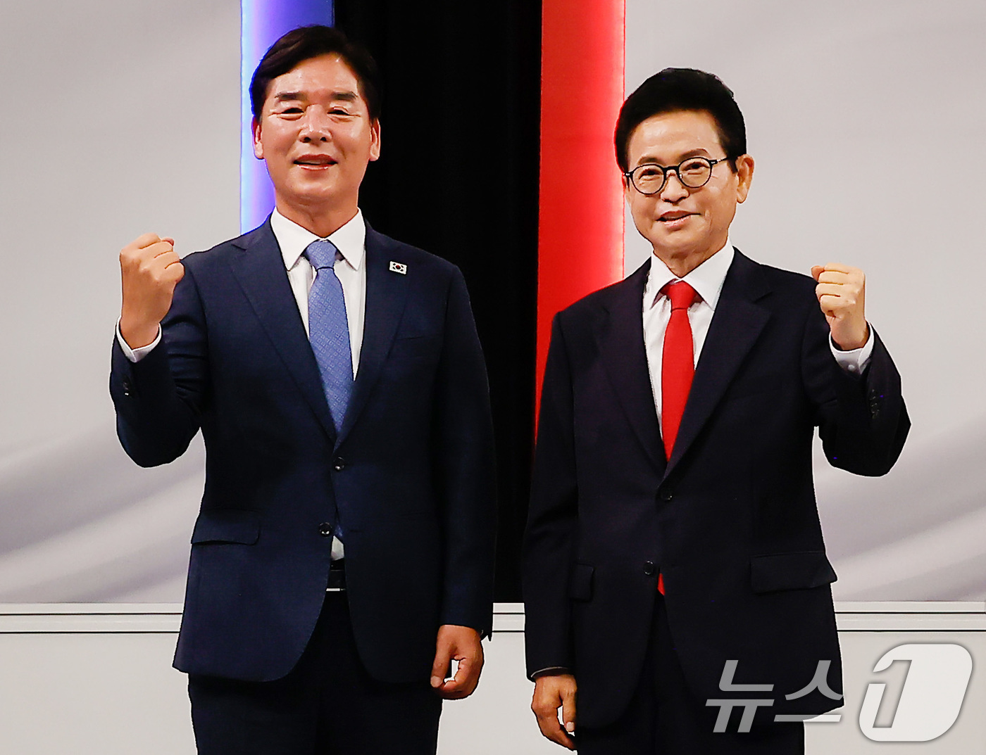 (대구=뉴스1) 공정식 기자 = 오중기 더불어민주당 후보(왼쪽)와 이철우 국민의힘 후보가 27일 오후 KBS 대구 스튜디오에서 열린 제9회 전국동시지방선거 경북도지사 후보자 토론회 …