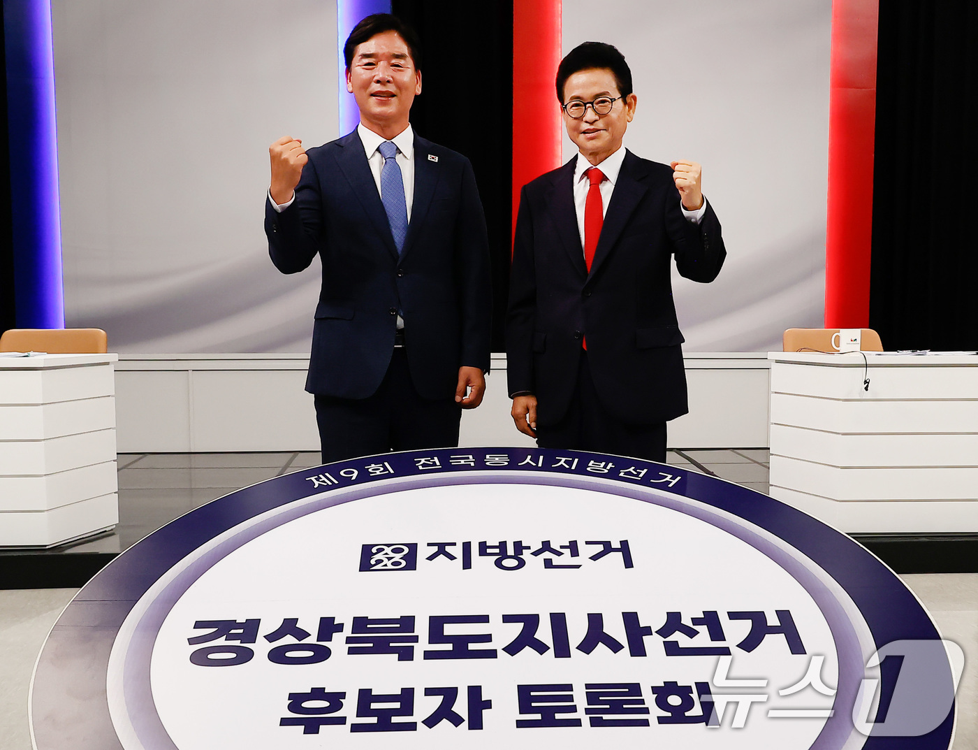 (대구=뉴스1) 공정식 기자 = 오중기 더불어민주당 후보(왼쪽)와 이철우 국민의힘 후보가 27일 오후 KBS 대구 스튜디오에서 열린 제9회 전국동시지방선거 경북도지사 후보자 토론회 …
