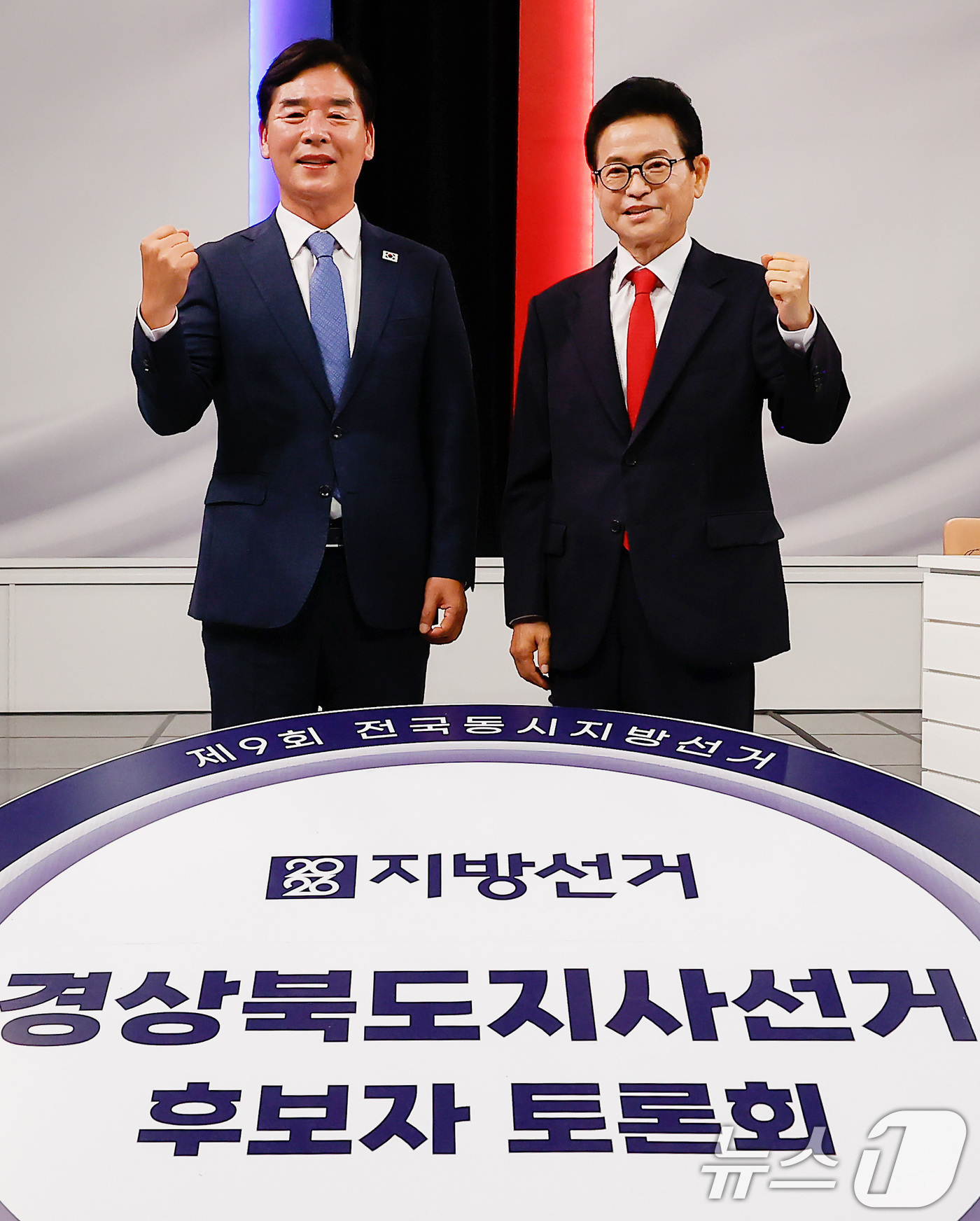 (대구=뉴스1) 공정식 기자 = 오중기 더불어민주당 후보(왼쪽)와 이철우 국민의힘 후보가 27일 오후 KBS 대구 스튜디오에서 열린 제9회 전국동시지방선거 경북도지사 후보자 토론회 …