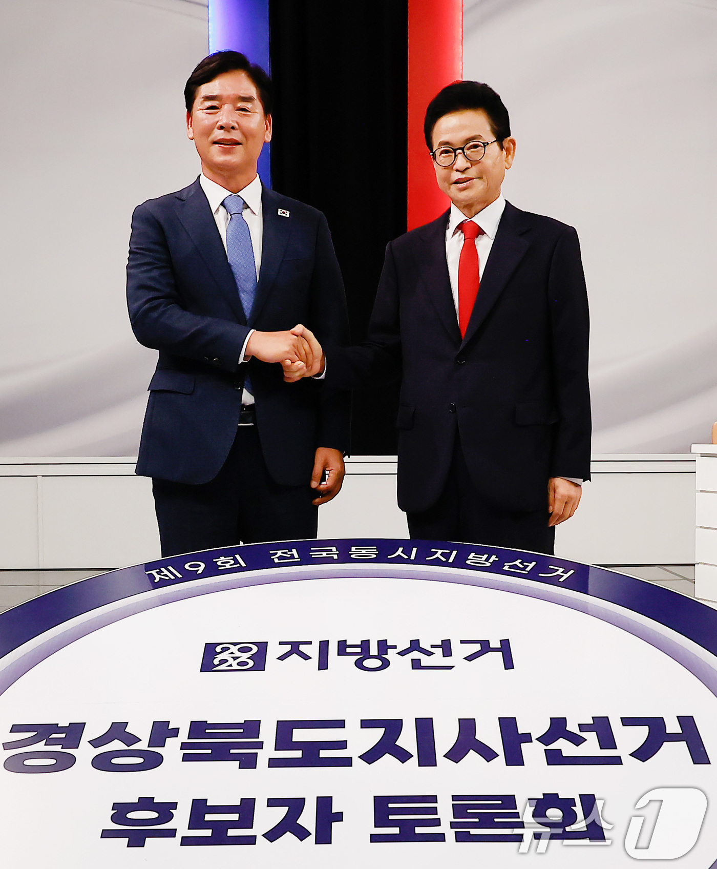 (대구=뉴스1) 공정식 기자 = 오중기 더불어민주당 후보(왼쪽)와 이철우 국민의힘 후보가 27일 오후 KBS 대구 스튜디오에서 열린 제9회 전국동시지방선거 경북도지사 후보자 토론회 …