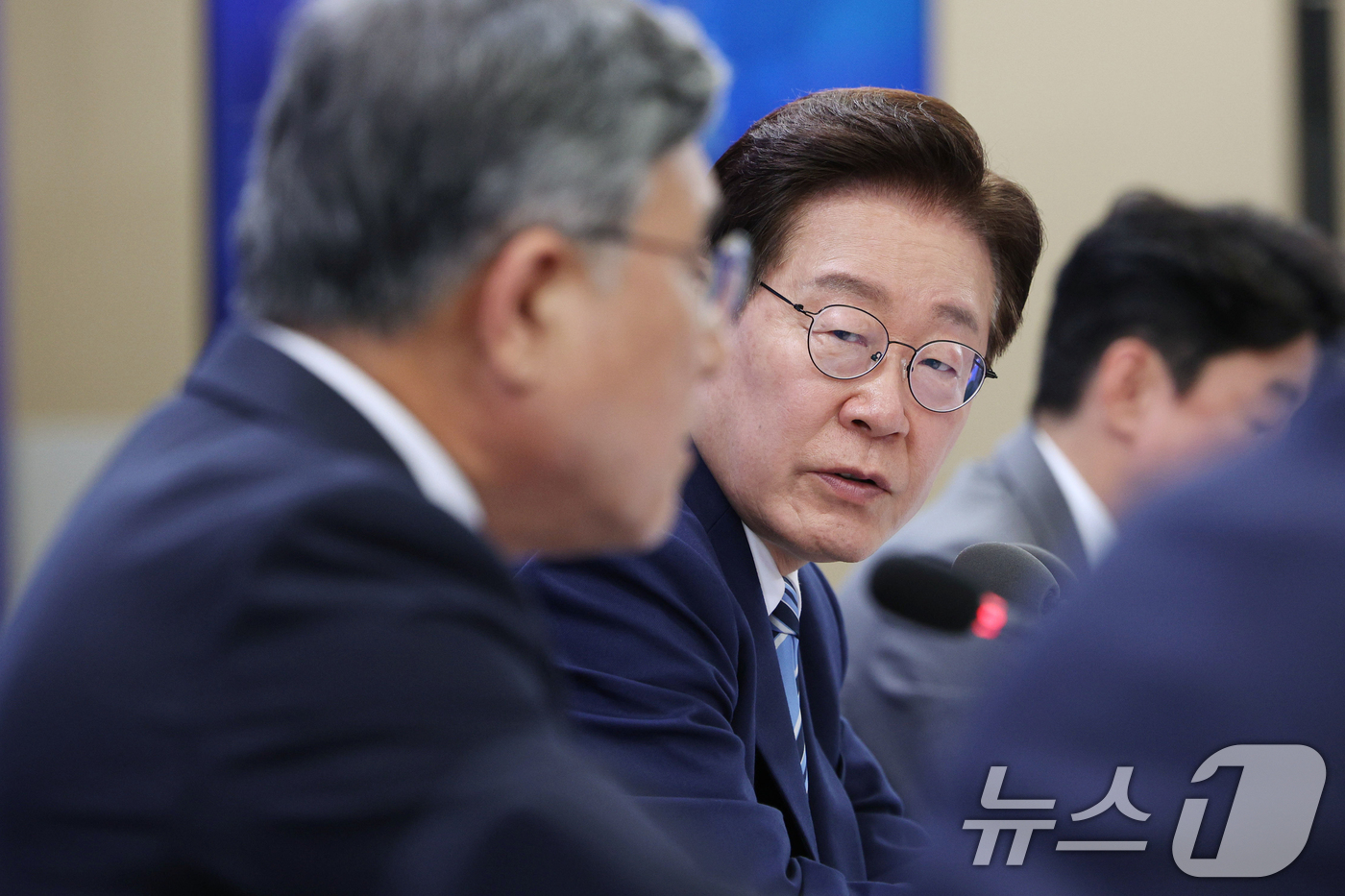 (부산=뉴스1) 허경 기자 = 이재명 대통령이 27일 부산 해운대구에서 열린 제48차 유네스코 세계유산위원회 개최 준비 현황 보고에서 발언하고 있다. (청와대통신사진기자단) 202 …