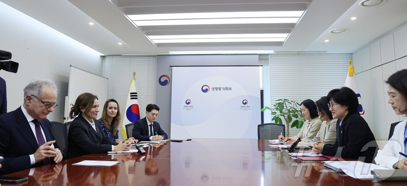 (서울=뉴스1) 김성진 기자 = 원민경 성평등가족부 장관이 27일 서울 종로구 정부서울청사에서 리나 갈베스 유럽 의회 여성인권성평등위원장(EU FEMM)과 면담하고 있다. 2026 …