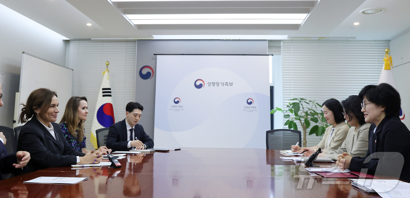 (서울=뉴스1) 김성진 기자 = 원민경 성평등가족부 장관이 27일 서울 종로구 정부서울청사에서 리나 갈베스 유럽 의회 여성인권성평등위원장(EU FEMM)과 면담하고 있다. 2026 …
