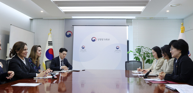 원민경 성평등가족부 장관, 리나 갈베스 EU FEMM 위원장 면담