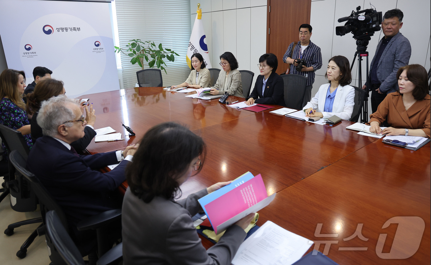 (서울=뉴스1) 김성진 기자 = 원민경 성평등가족부 장관이 27일 서울 종로구 정부서울청사에서 리나 갈베스 유럽 의회 여성인권성평등위원장(EU FEMM)과 면담하고 있다. 2026 …