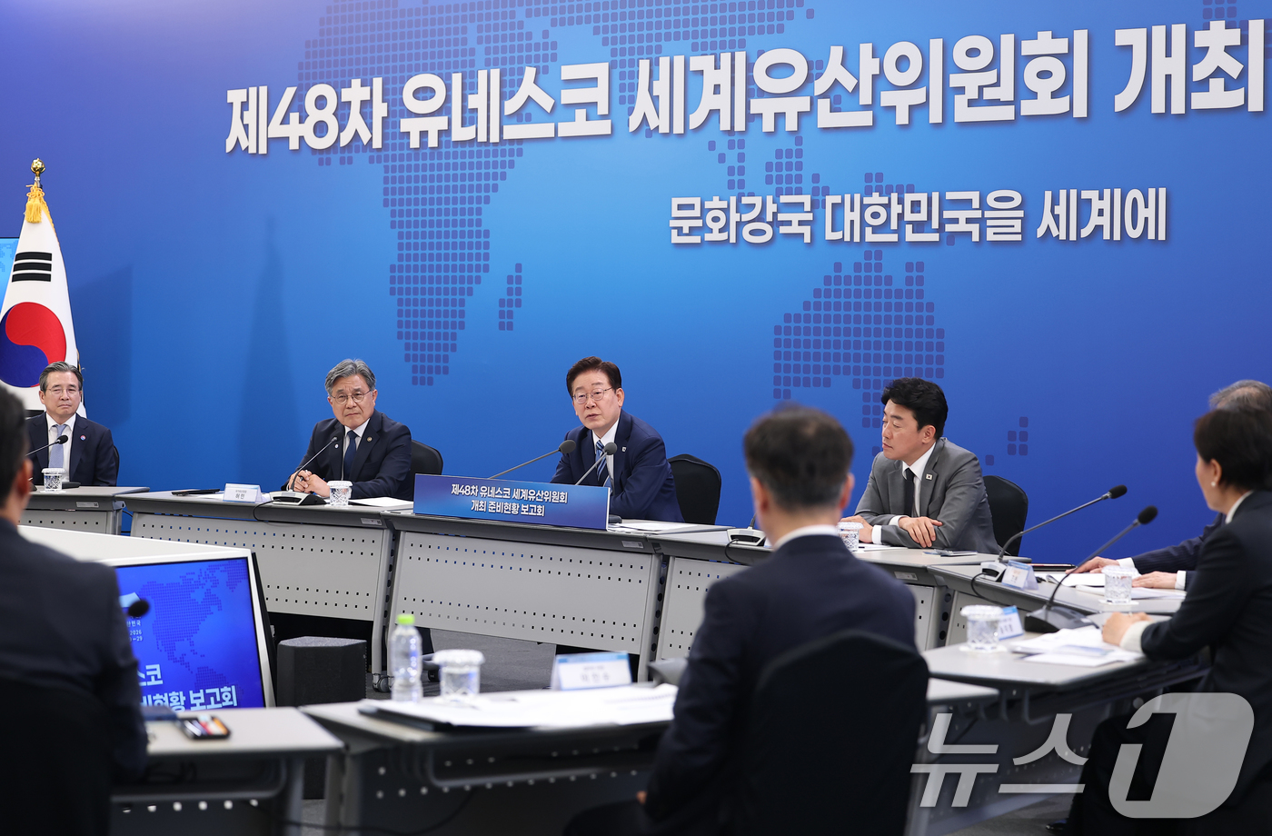 (부산=뉴스1) 허경 기자 = 이재명 대통령이 27일 부산 해운대구에서 열린 제48차 유네스코 세계유산위원회 개최 준비 현황 보고에서 발언하고 있다. (청와대통신사진기자단) 202 …