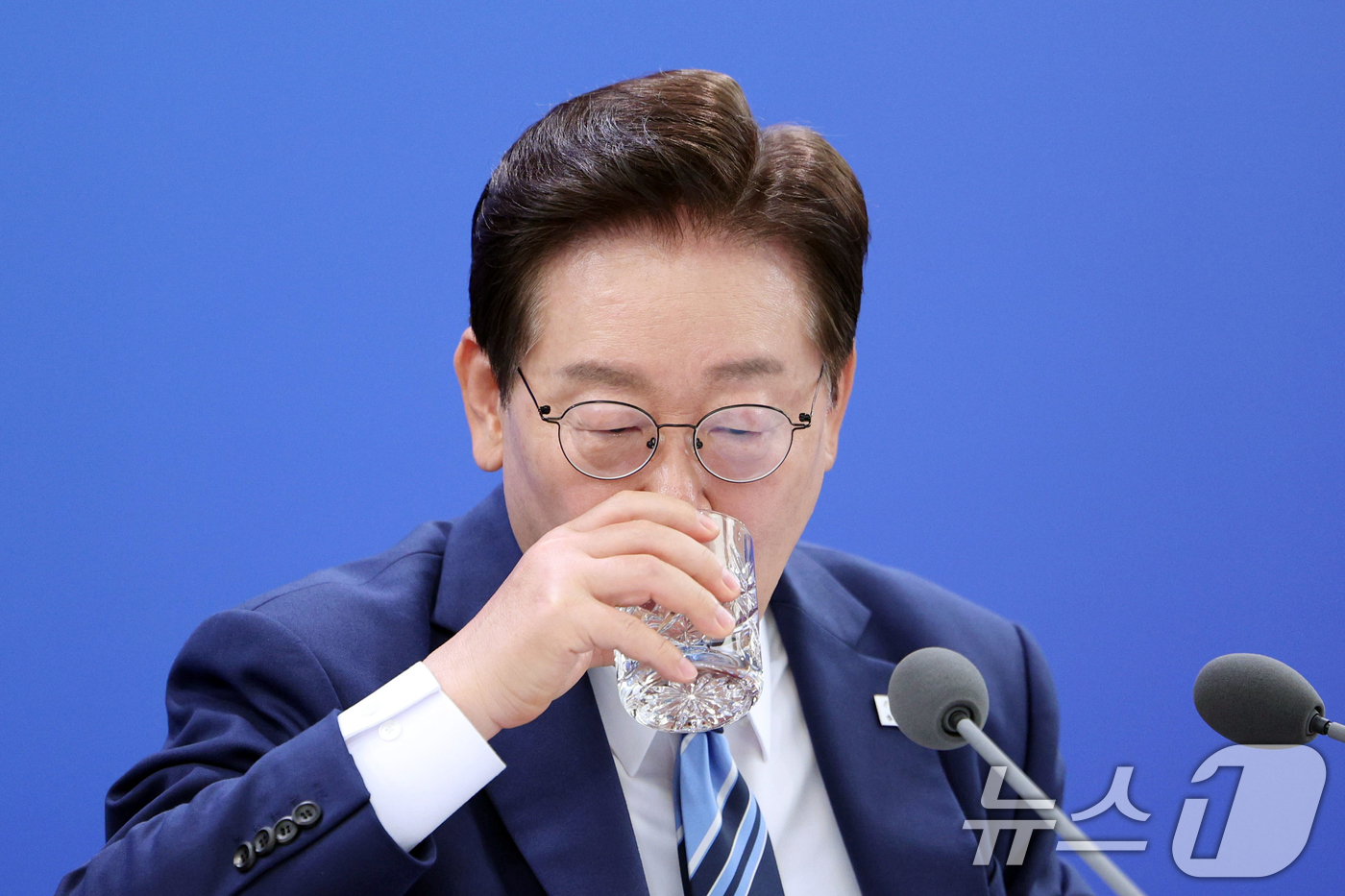 (부산=뉴스1) 허경 기자 = 이재명 대통령이 27일 부산 해운대구에서 열린 제48차 유네스코 세계유산위원회 개최 준비 현황 보고회에서 물을 마시고 있다. (청와대통신사진기자단) …