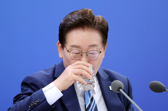 목 축이는 이재명 대통령