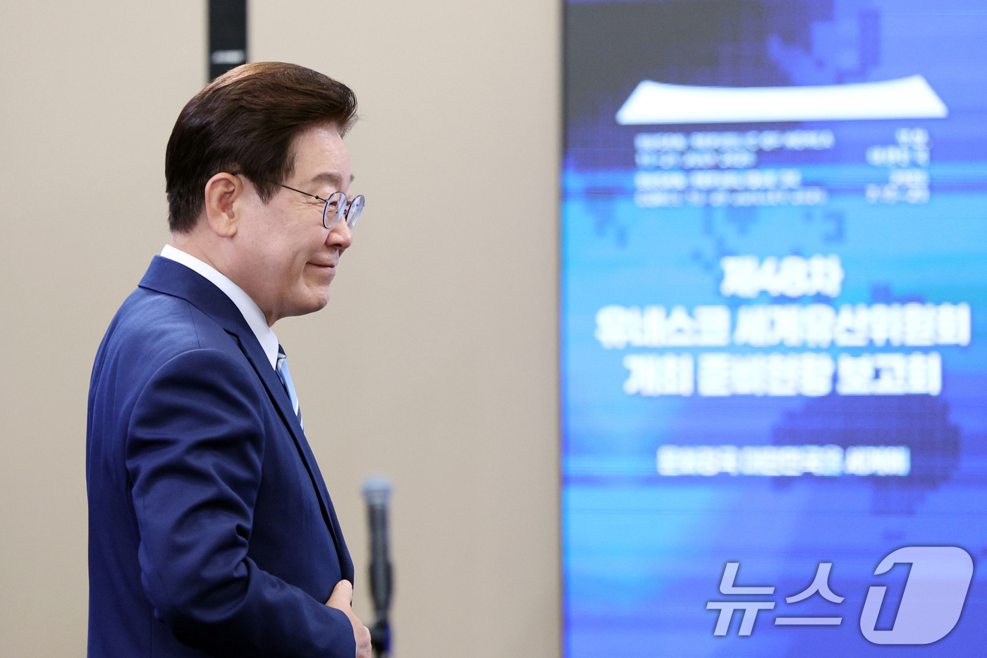 (부산=뉴스1) 허경 기자 = 이재명 대통령이 27일 부산 해운대구에서 열린 제48차 유네스코 세계유산위원회 개최 준비 현황 보고회를 마친 뒤 이동하고 있다. (청와대통신사진기자단 …
