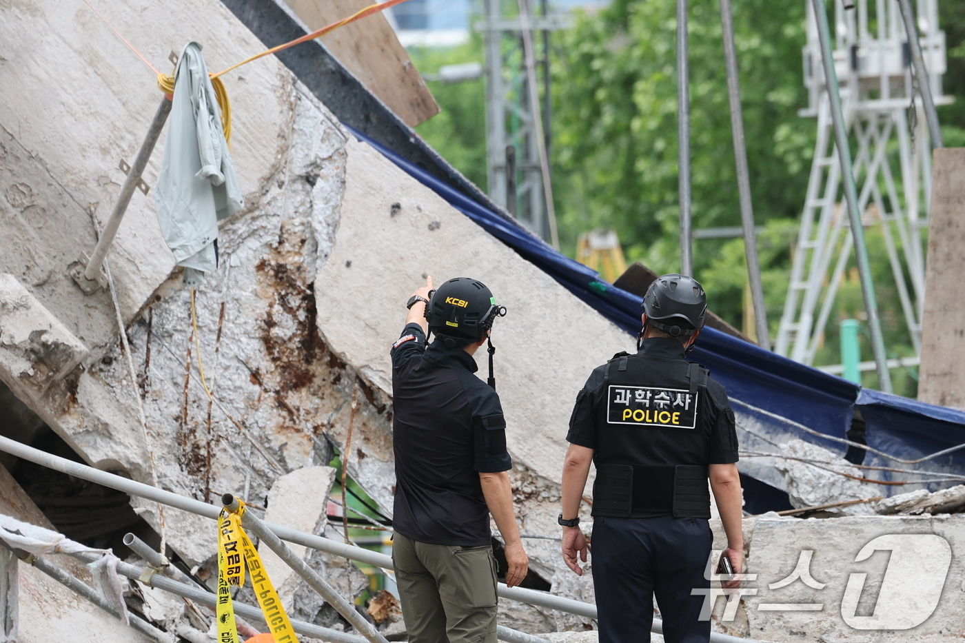 (서울=뉴스1) 박지혜 기자 = 27일 서울 서대문구 서소문 고가차도 붕괴 사고 현장에서 경찰 과학수사대와 서울시 관계자들이 사고 현장을 살펴보고 있다. 2026.5.27/뉴스1