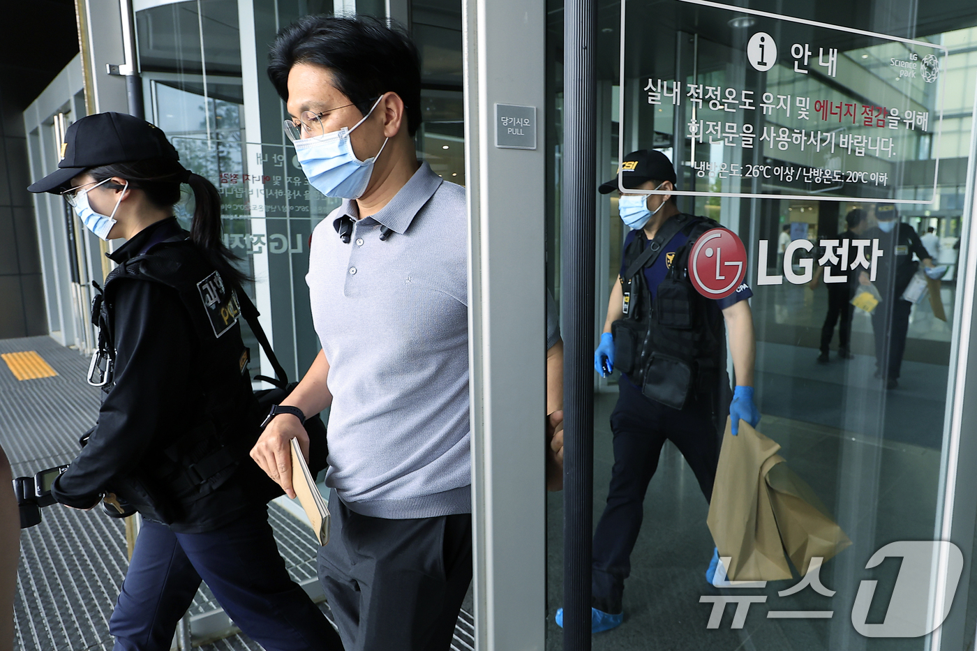 (서울=뉴스1) 박정호 기자 = 27일 서울시 강서구 LG전자 마곡업무센터에서 발생한 칼부림 사건 현장에 출동한 경찰 과학수사대가 조사를 마친 뒤 조사품을 옮기고 있다.  2026 …