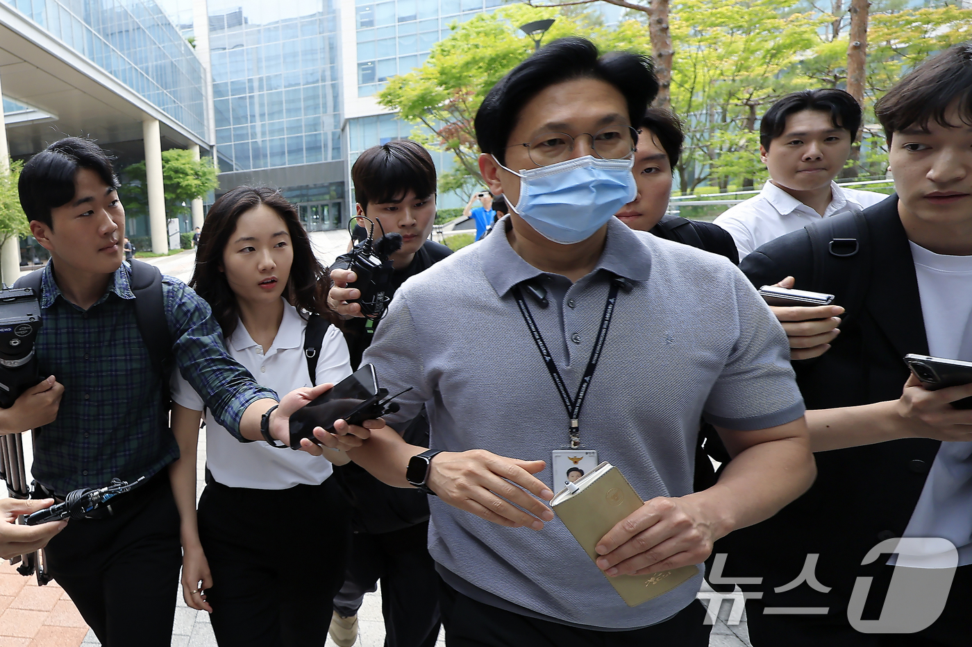 (서울=뉴스1) 박정호 기자 = 27일 서울시 강서구 LG전자 마곡업무센터에서 발생한 칼부림 사건 현장에 출동한 경찰 과학수사대가 조사를 마친 뒤 밖으로 나와 취재진의 질문공세를 …