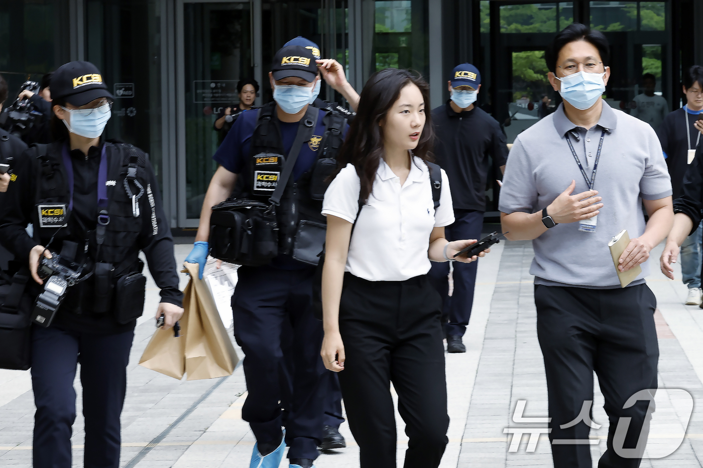 (서울=뉴스1) 박정호 기자 = 27일 서울시 강서구 LG전자 마곡업무센터에서 발생한 칼부림 사건 현장에 출동한 경찰 과학수사대가 조사를 마친 뒤 현장에서 나오고 있다.  2026 …