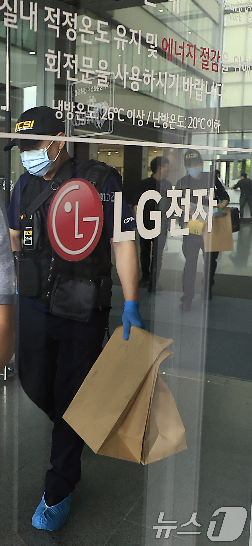 (서울=뉴스1) 박정호 기자 = 27일 서울시 강서구 LG전자 마곡업무센터에서 발생한 칼부림 사건 현장에 출동한 경찰 과학수사대가 조사를 마친 뒤 현장에서 나오고 있다.  2026 …