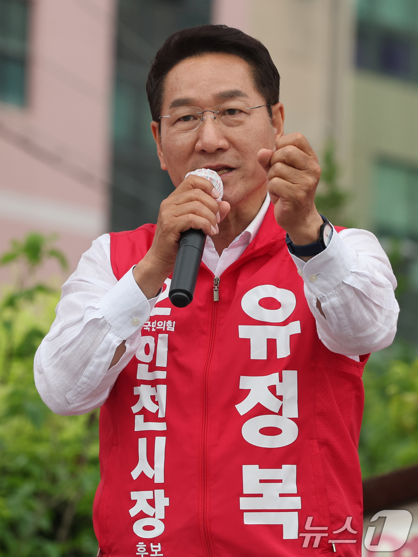 (인천=뉴스1) 황기선 기자 = 유정복 국민의힘 인천시장 후보가 27일 오후 인천 강화군 강화풍물시장에서 유권자들에 지지를 호소하고 있다.  2026.5.27/뉴스1