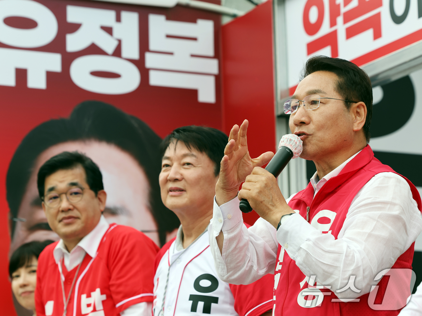(인천=뉴스1) 황기선 기자 = 유정복 국민의힘 인천시장 후보가 27일 오후 인천 강화군 강화풍물시장에서 유권자들에 지지를 호소하고 있다.  2026.5.27/뉴스1