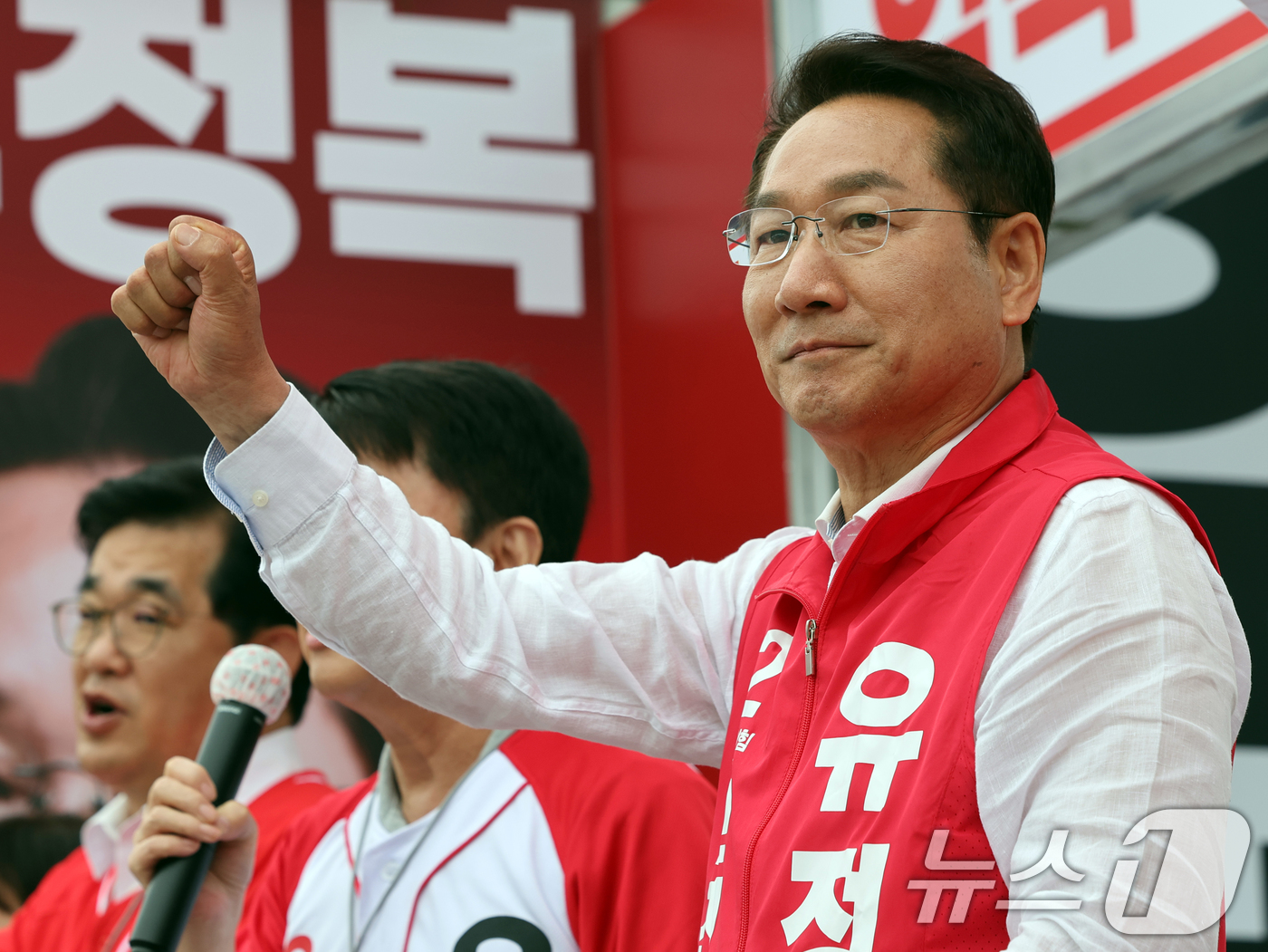(인천=뉴스1) 황기선 기자 = 유정복 국민의힘 인천시장 후보가 27일 오후 인천 강화군 강화풍물시장에서 유권자들에 지지를 호소하고 있다.  2026.5.27/뉴스1