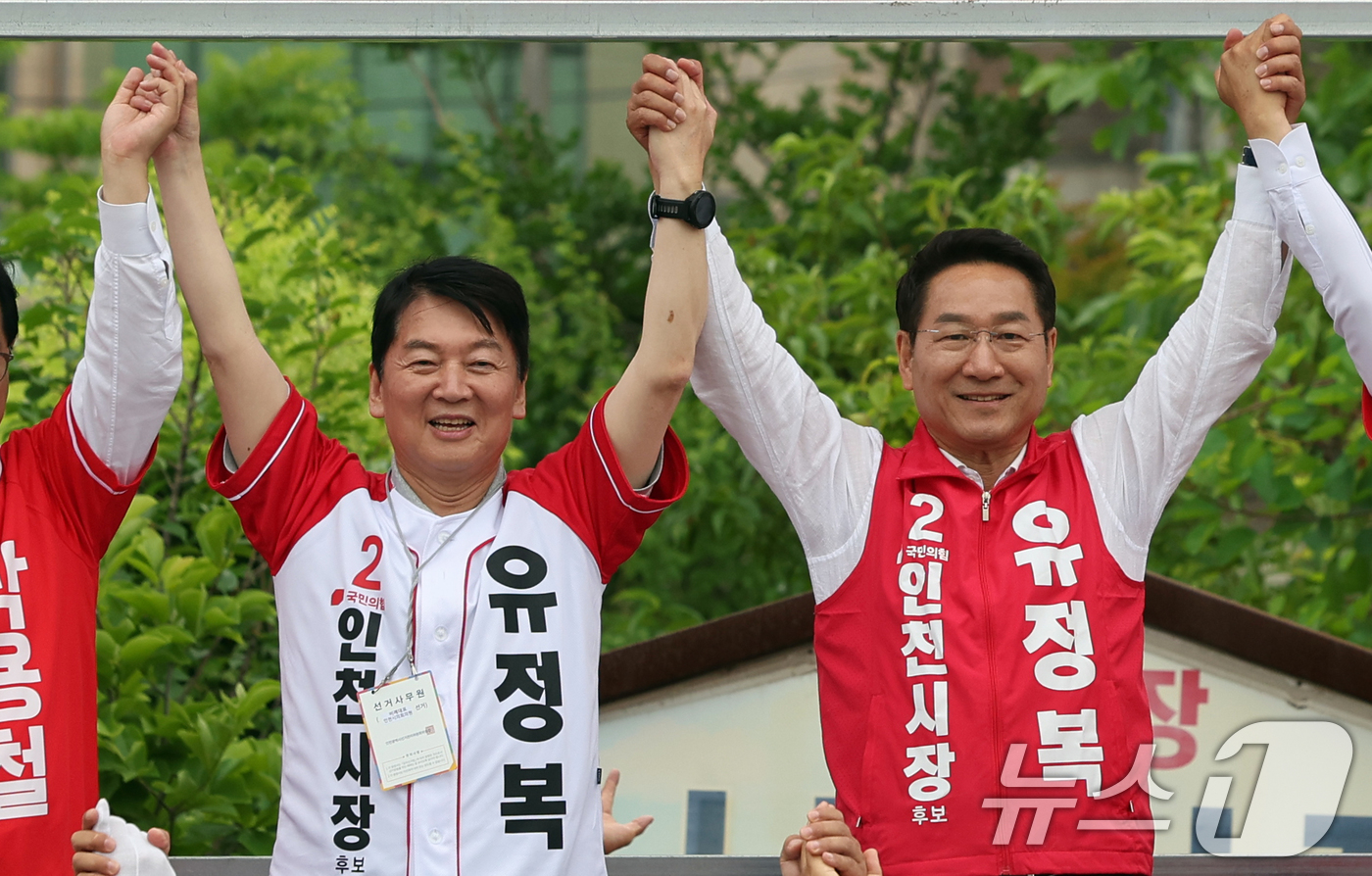 (인천=뉴스1) 황기선 기자 = 유정복 국민의힘 인천시장 후보와 안철수 의원이 27일 오후 인천 강화군 강화풍물시장에서 유권자들에 지지를 호소하고 있다. 2026.5.27/뉴스1