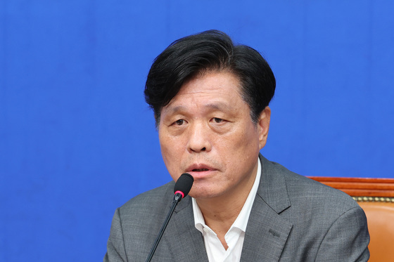 與 "재보선 14곳중 5곳 접전…김관영 여론조사 착시 있어"