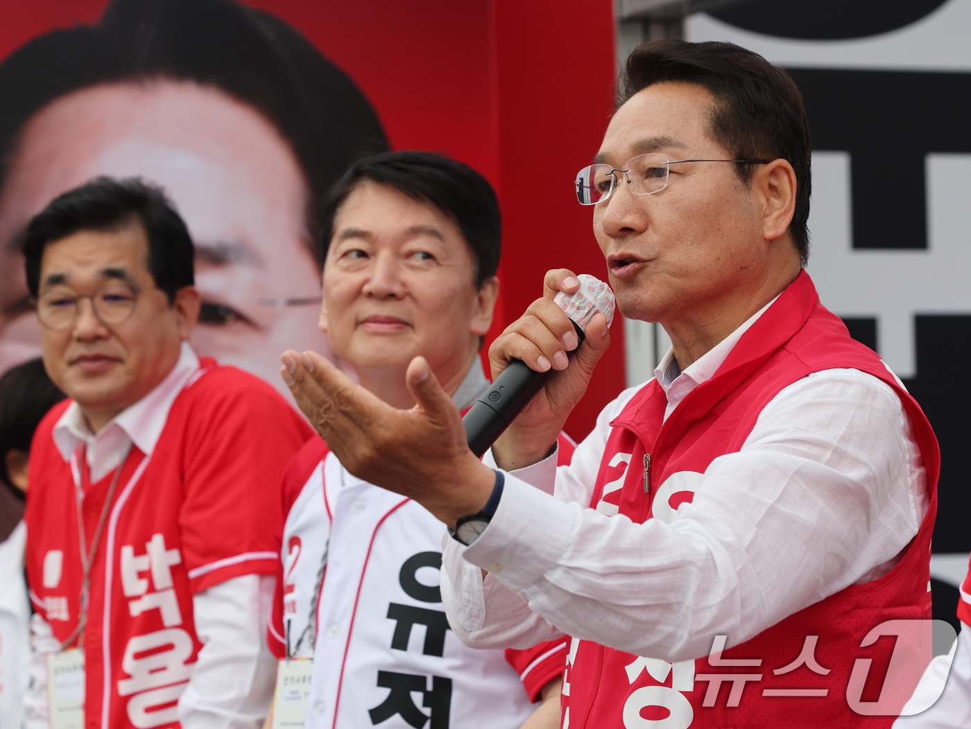 (인천=뉴스1) 황기선 기자 = 유정복 국민의힘 인천시장 후보가 27일 오후 인천 강화군 강화풍물시장에서 유권자들에 지지를 호소하고 있다. 2026.5.27/뉴스1