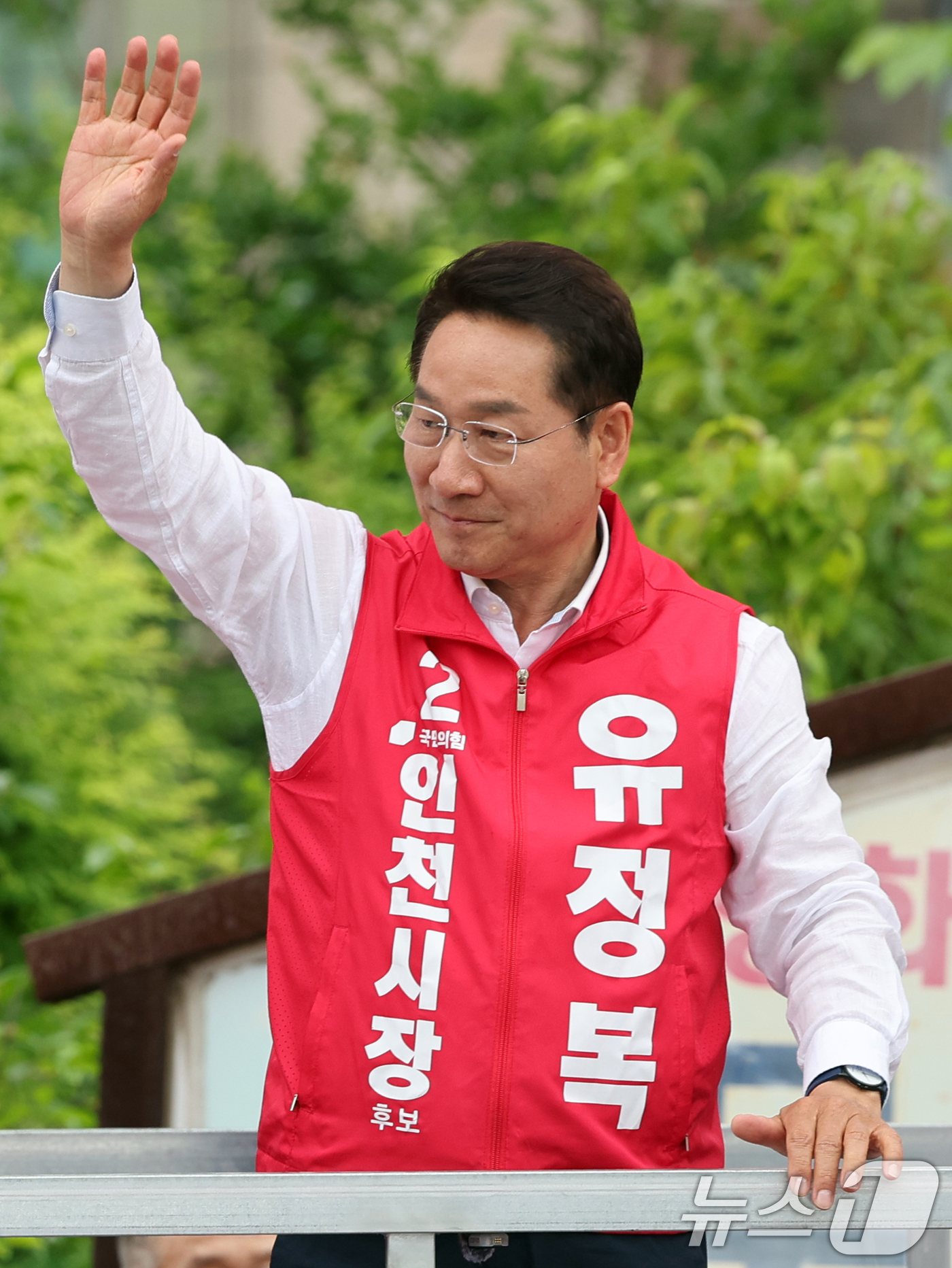 (인천=뉴스1) 황기선 기자 = 유정복 국민의힘 인천시장 후보가 27일 오후 인천 강화군 강화풍물시장에서 유권자들에 지지를 호소하고 있다. 2026.5.27/뉴스1