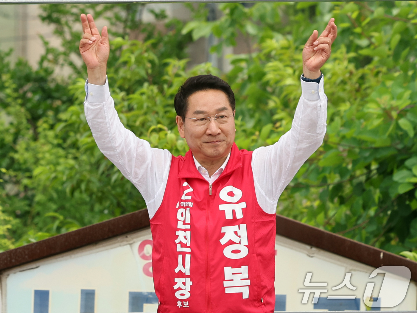 (인천=뉴스1) 황기선 기자 = 유정복 국민의힘 인천시장 후보가 27일 오후 인천 강화군 강화풍물시장에서 유권자들에 지지를 호소하고 있다. 2026.5.27/뉴스1