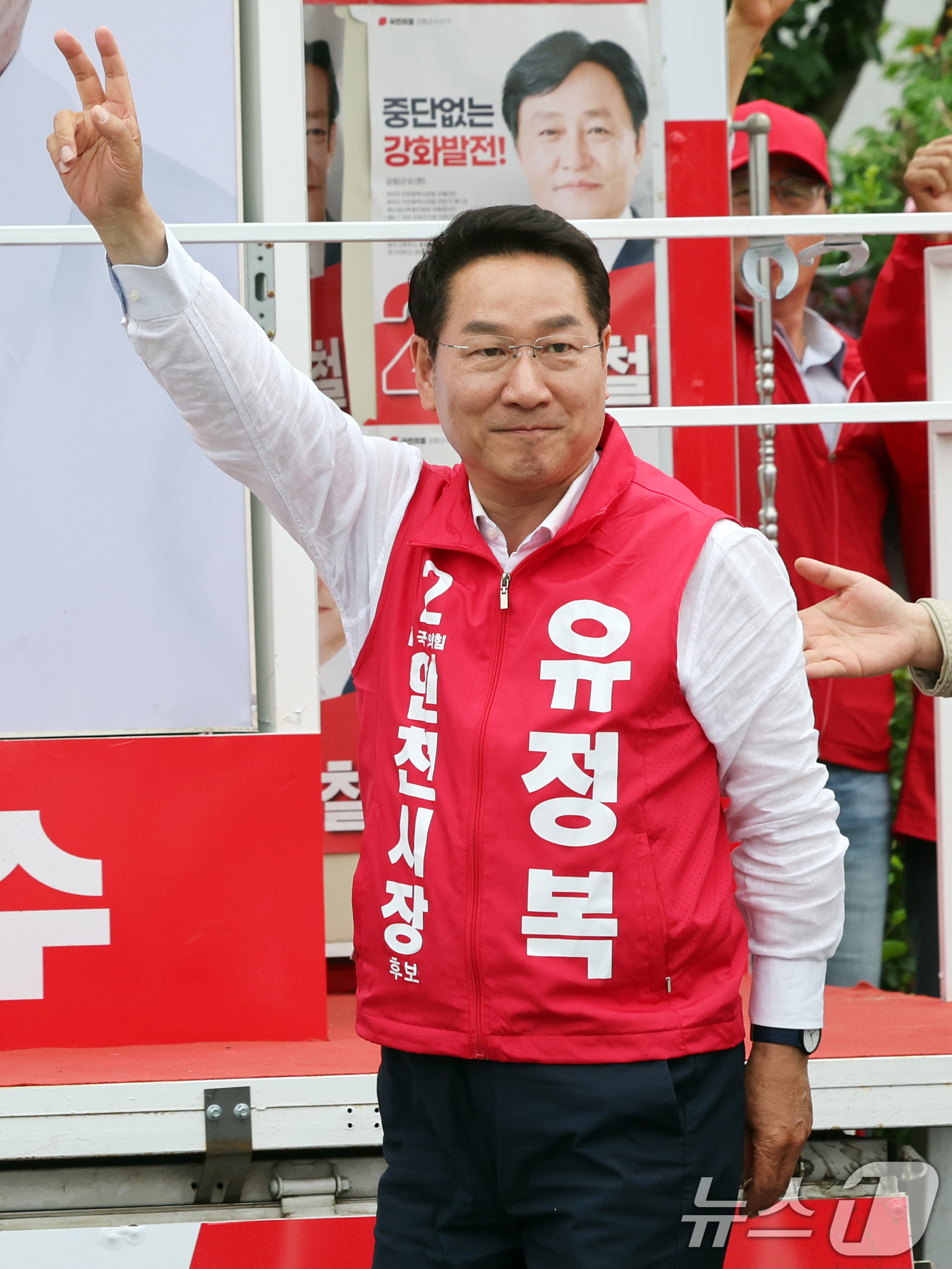 (인천=뉴스1) 황기선 기자 = 유정복 국민의힘 인천시장 후보가 27일 오후 인천 강화군 강화풍물시장에서 유권자들에 지지를 호소하고 있다. 2026.5.27/뉴스1