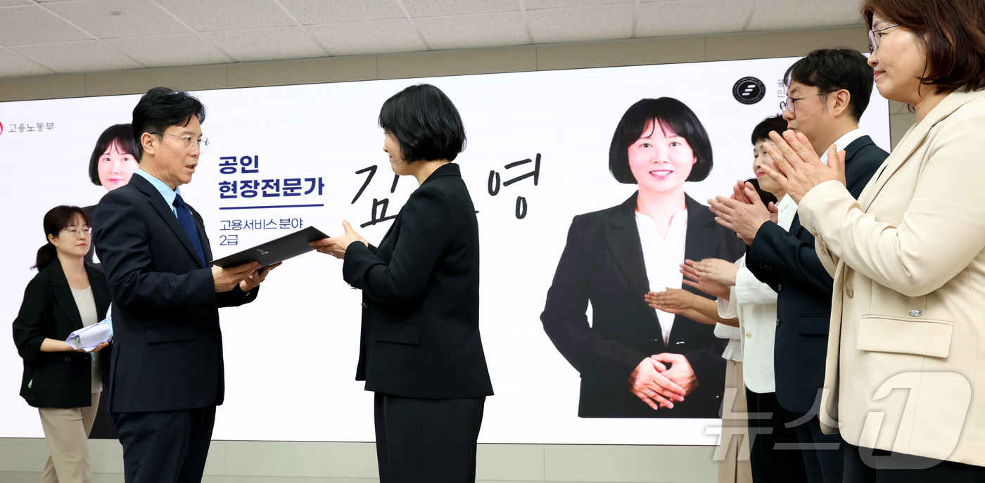 (세종=뉴스1) 김기남 기자 = 김영훈 고용노동부 장관이 27일 세종시 정부세종청사에서 열린 2026년 공인현장전문가 인증서 수여식에서 고용서비스분야 김은영 전문가에게 인증서를 수 …