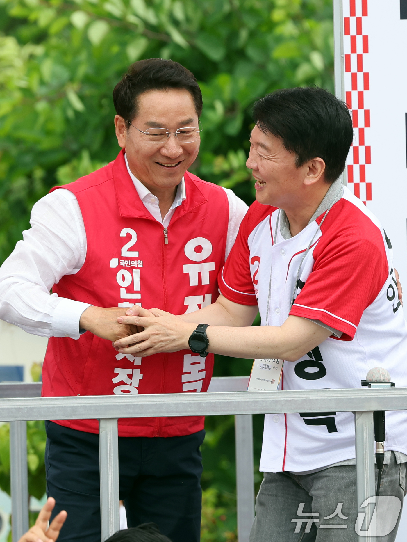 (인천=뉴스1) 황기선 기자 = 유정복 국민의힘 인천시장 후보가 27일 오후 인천 강화군 강화풍물시장에서 유세 전 안철수 의원과 인사를 나누고 있다.  2026.5.27/뉴스1