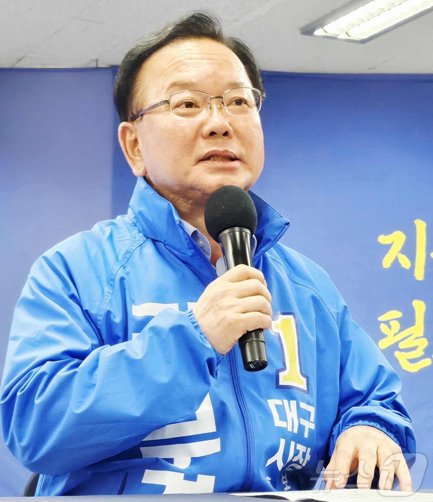 (대구=뉴스1) 남승렬 기자 = 김부겸 더불어민주당 대구시장 후보가 27일 오후 대구 달서구 두류동 선거사무소에서 기자간담회 형식으로 열린 \'달구벌 정담\'에서 발언하고 있다. …