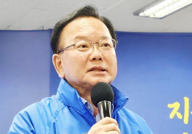 발언하는 김부겸