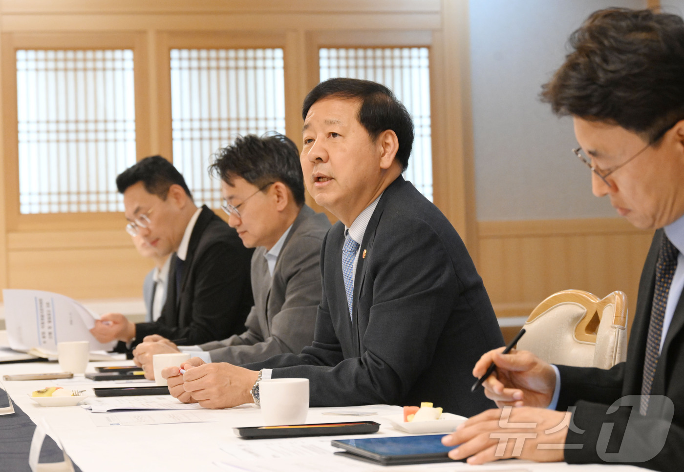 (서울=뉴스1) = 구윤철 부총리 겸 재정경제부 장관이 27일 오후 서울 종로구 정부서울청사에서 열린 '제1차 AI 융합 국제개발 자문위원회'를 주재하고 있다. (재정경제부 제공. …