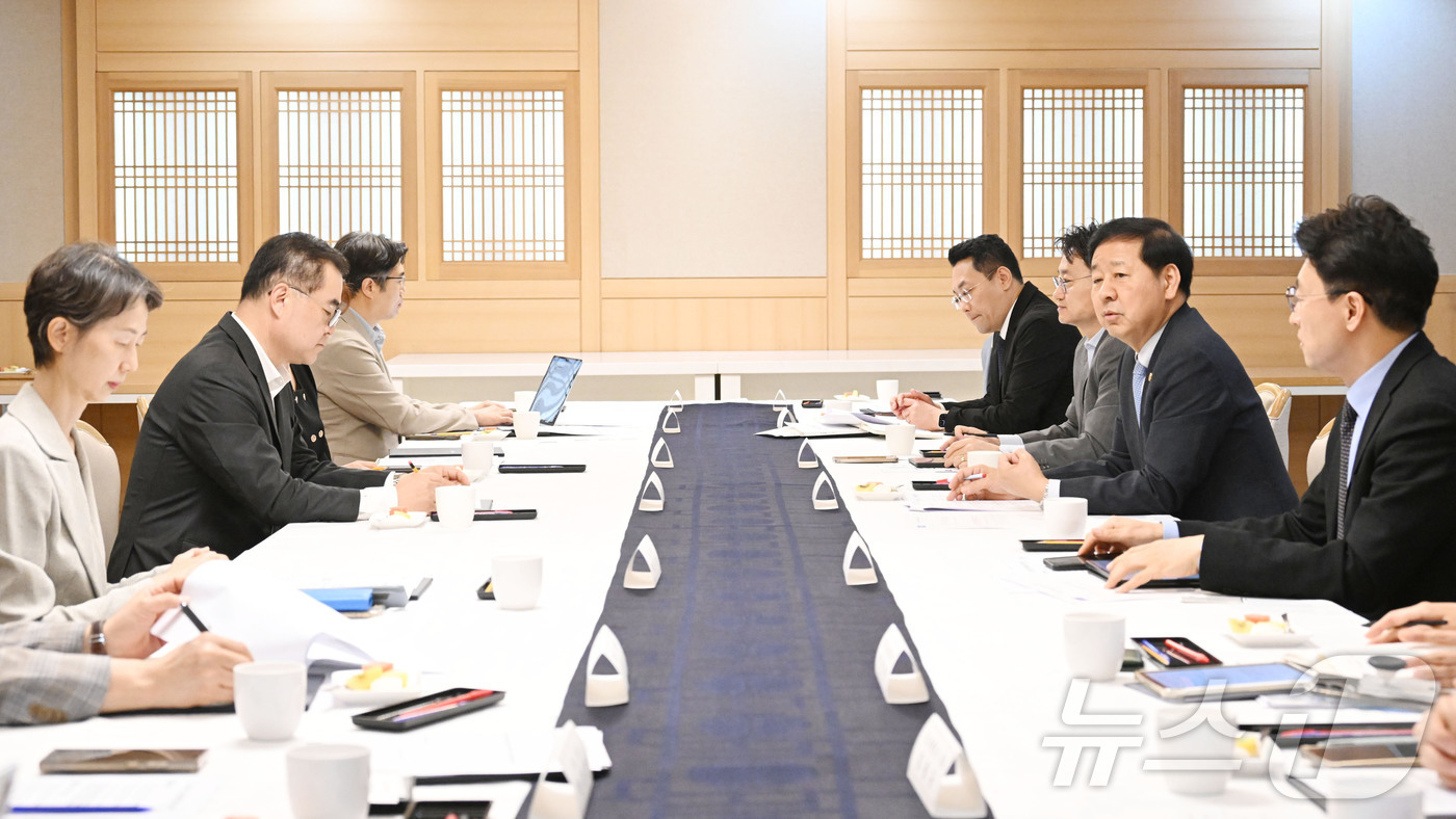 (서울=뉴스1) = 구윤철 부총리 겸 재정경제부 장관이 27일 오후 서울 종로구 정부서울청사에서 열린 '제1차 AI 융합 국제개발 자문위원회'에서 인사말을 하고 있다. (재정경제부 …