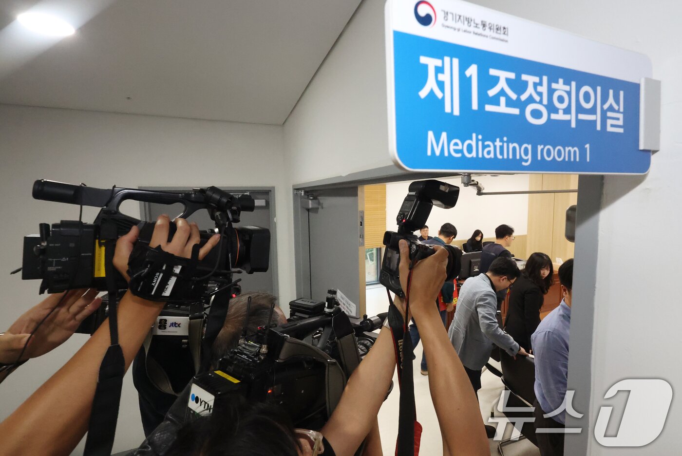 본문 이미지 - 27일 경기 수원시 영통구 경기지방노동위원회에서 카카오 노사 2차 조정회의가 시작되고 있다. 이날 열린 2차 조정회의 결과에 따라 카카오를 포함한 법인 5곳이 모두 파업을 선언할 경우, 각 법인의 사상 첫 파업과 동시에 창사 이래 첫 공동 파업이 된다. 2026.5.27 ⓒ 뉴스1 김영운 기자