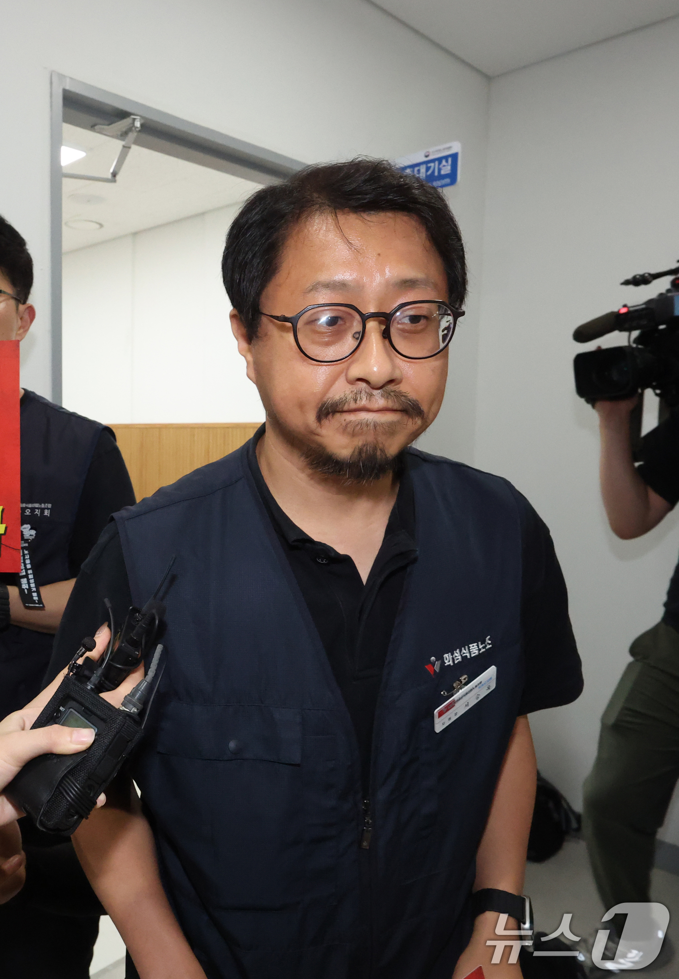 (수원=뉴스1) 김영운 기자 = 서승욱 카카오지회 지회장이 27일 경기 수원시 영통구 경기지방노동위원회에서 열린 카카오 노사 2차 조정회의에 참석하고 있다.이날 열린 2차 조정회의 …