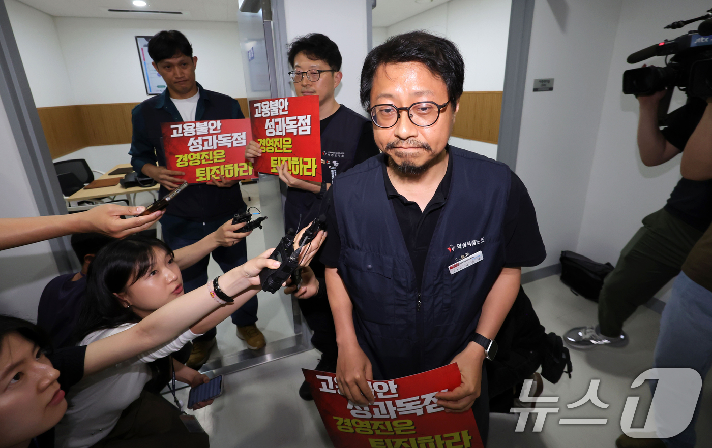 (수원=뉴스1) 김영운 기자 = 서승욱 카카오지회 지회장이 27일 경기 수원시 영통구 경기지방노동위원회에서 열린 카카오 노사 2차 조정회의에 참석하고 있다.이날 열린 2차 조정회의 …