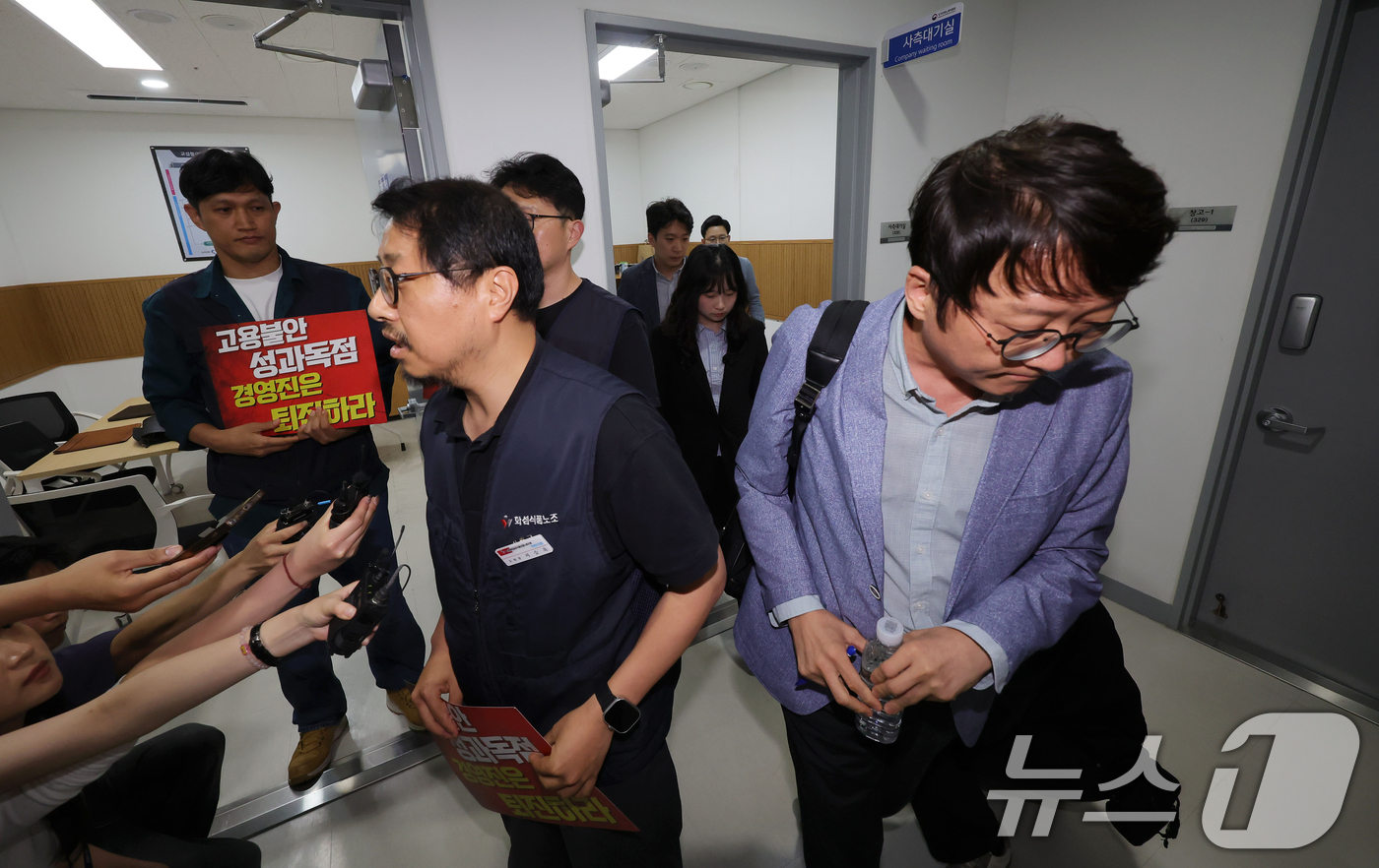 (수원=뉴스1) 김영운 기자 = 27일 경기 수원시 영통구 경기지방노동위원회에서 열린 카카오 노사 2차 조정회에서 취재진의 질문에 답하고 있는 서승욱 카카오지회 지회장 뒤로 사측 …