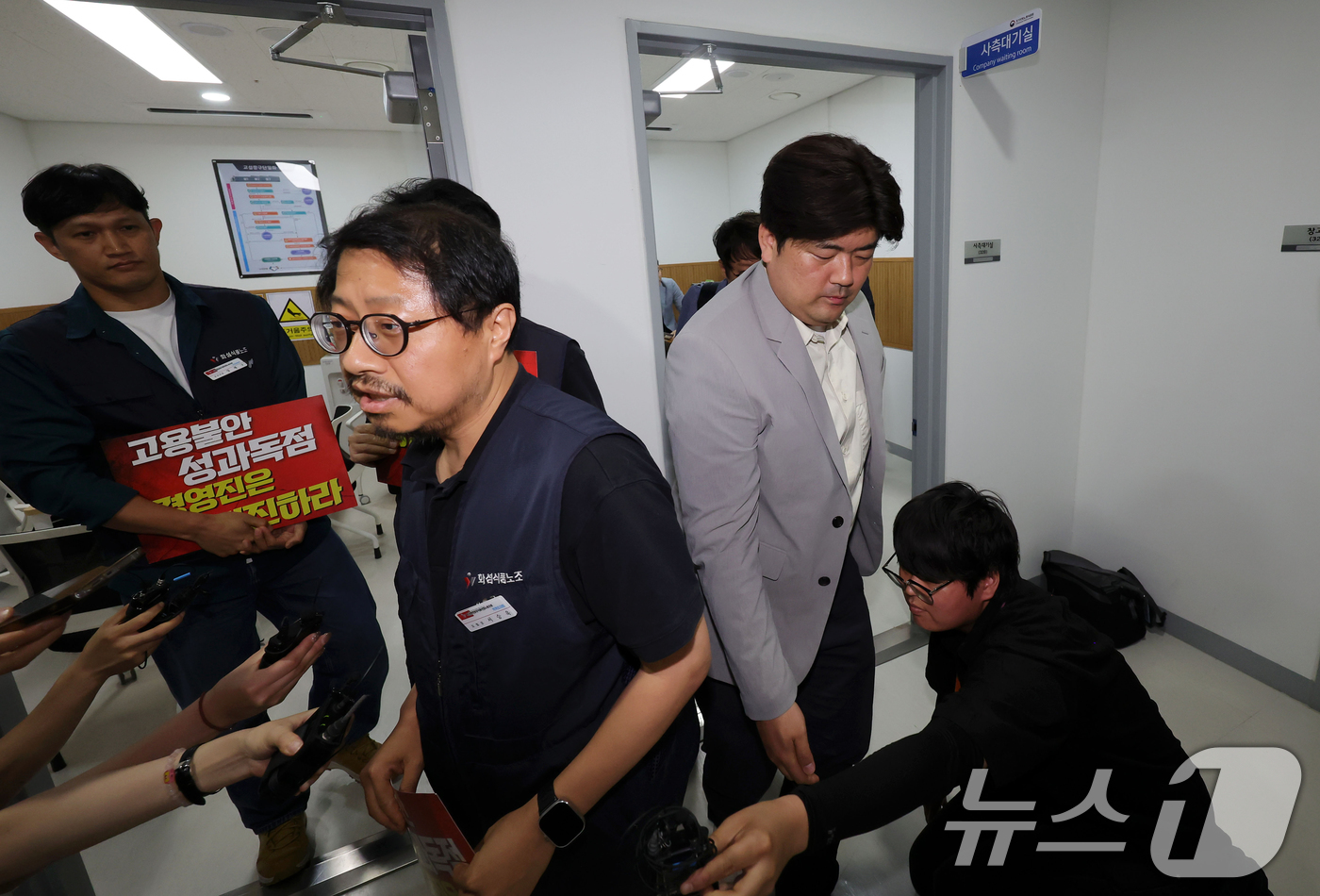 (수원=뉴스1) 김영운 기자 = 27일 경기 수원시 영통구 경기지방노동위원회에서 열린 카카오 노사 2차 조정회에서 취재진의 질문에 답하고 있는 서승욱 카카오지회 지회장 뒤로 사측 …