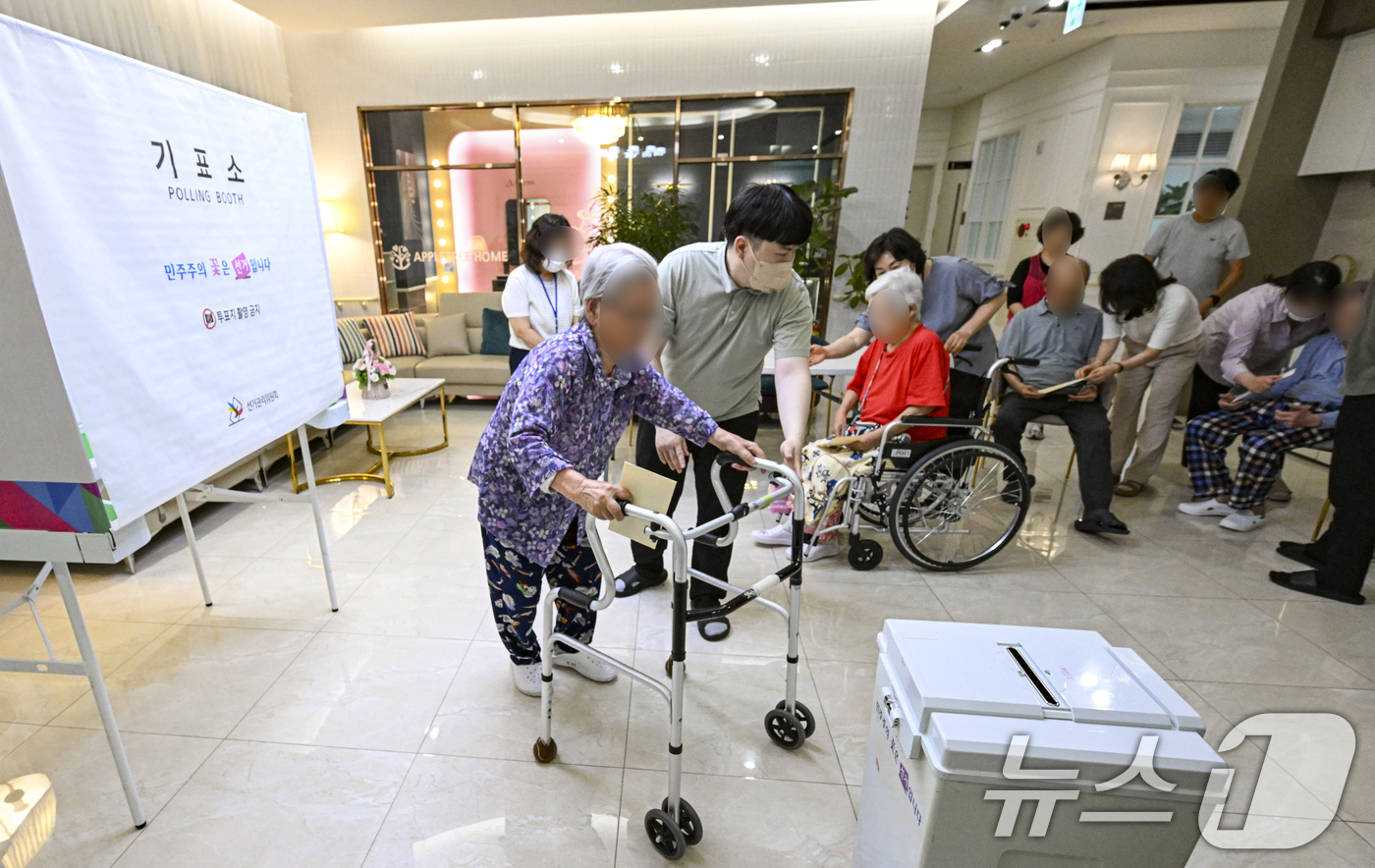 (수원=뉴스1) 최지환 기자 = 제9회 전국동시지방선거를 일주일 앞둔 27일 오후 경기 수원시 사과나무요양원에서 유권자들이 거소투표를 하고 있다. (공동취재) 2026.5.27/뉴 …