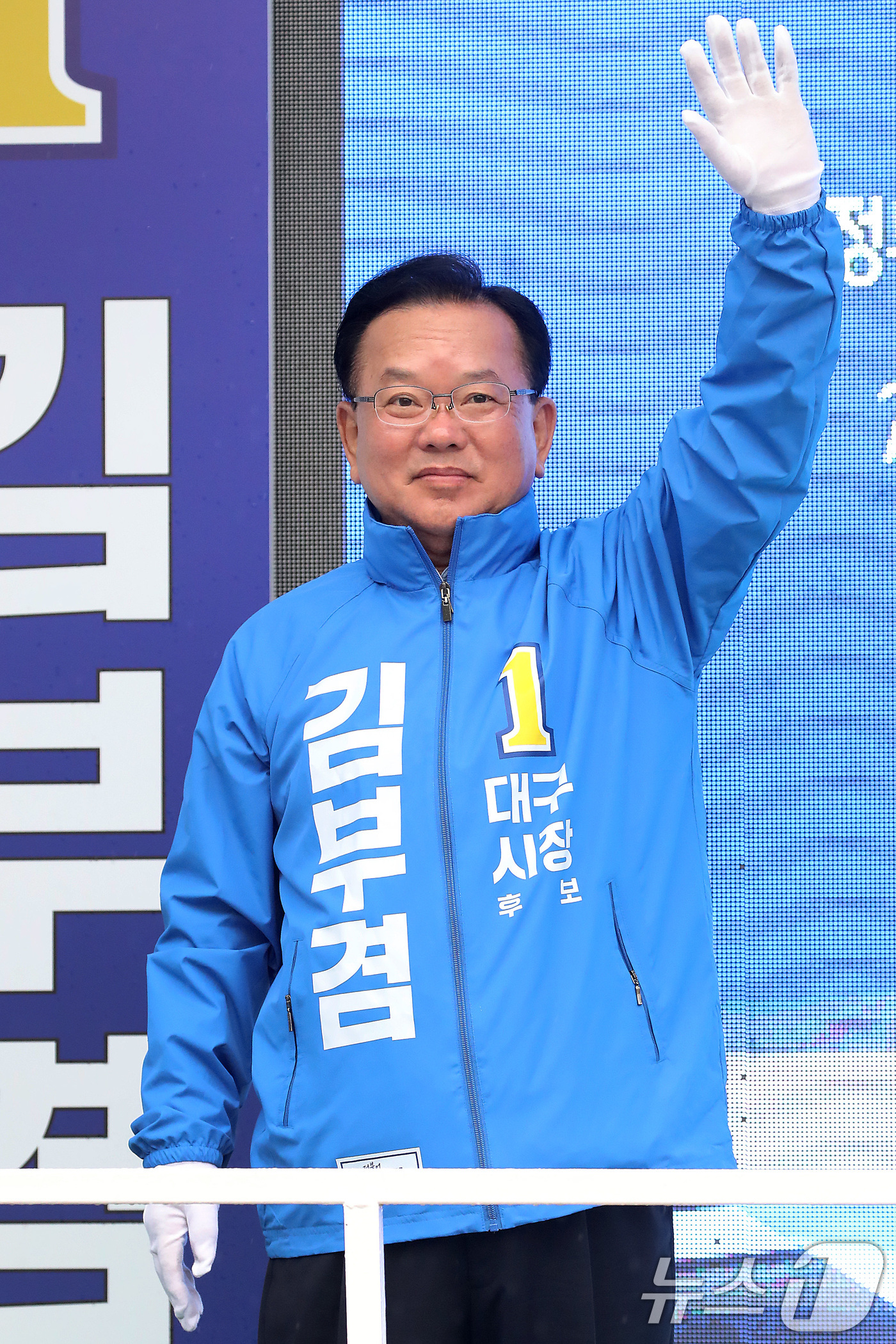 (대구=뉴스1) 공정식 기자 = 김부겸 더불어민주당 대구시장 후보가 27일 오전 대구 북구 태전네거리에서 출근길 시민들을 향해 인사하고 있다. 2026.5.27/뉴스1