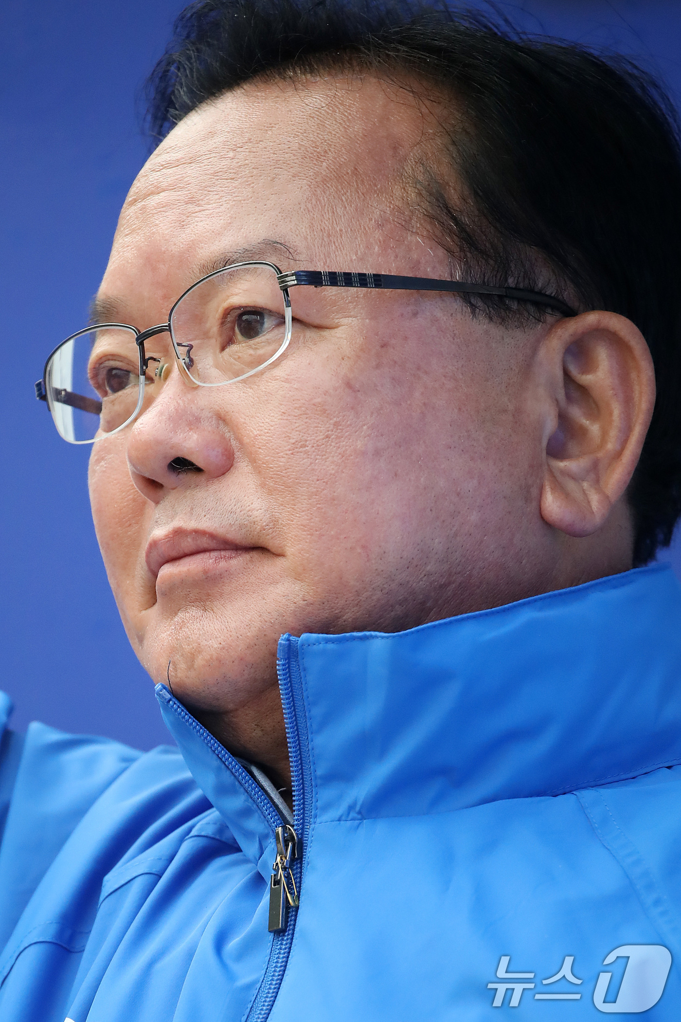 (대구=뉴스1) 공정식 기자 = 김부겸 더불어민주당 대구시장 후보가 27일 오전 대구 북구 태전네거리에서 출근길 시민들을 향해 인사하고 있다. 2026.5.27/뉴스1