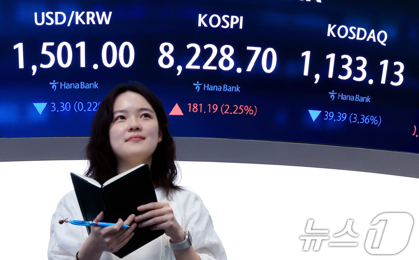 본문 이미지 - 코스피 지수가 연일 종가 기준 역대 최고치를 기록한 27일 서울 중구 하나은행 본점 딜링룸에 종가가 표시되고 있다.  2026.5.27 ⓒ 뉴스1 이호윤 기자