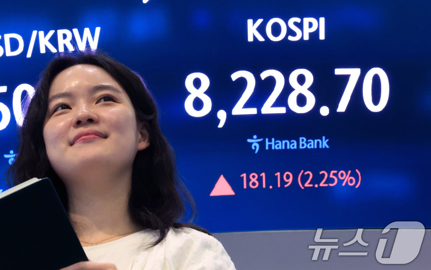 본문 이미지 - 코스피 지수가 연일 종가 기준 역대 최고치를 기록한 27일 서울 중구 하나은행 본점 딜링룸에 종가가 표시되고 있다.  2026.5.27 ⓒ 뉴스1 이호윤 기자